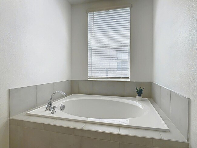 Building Photo - 8879 Cabot Cliffs Dr