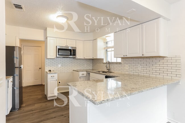 Building Photo - Feel welcome and comfortable in this spacious 3BR 2.5BA