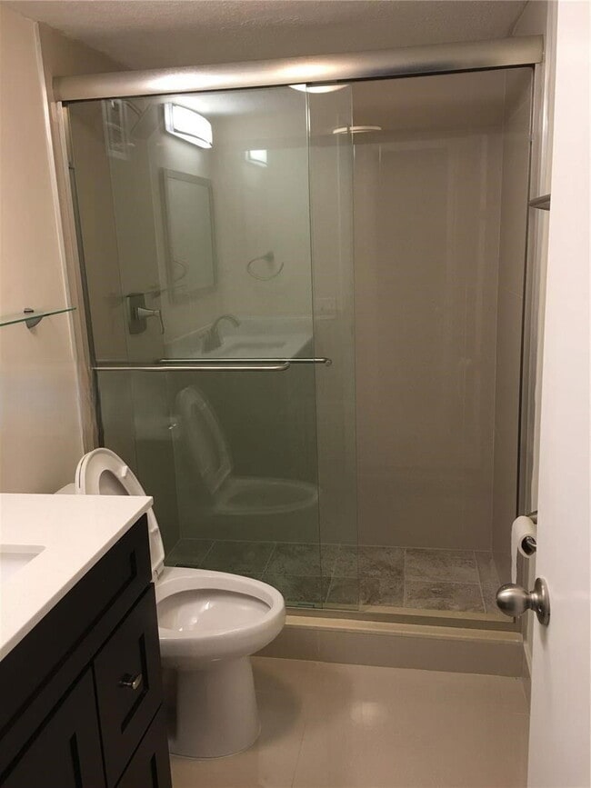 Building Photo - 10951 N Lakeview Dr