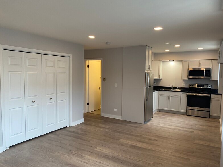 Building Photo - 5105 N East River Rd