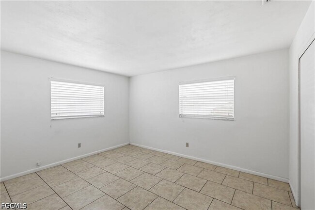 Building Photo - 4913 Viceroy St
