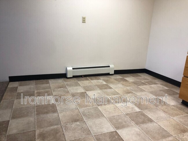 Building Photo - 805 W Villard St