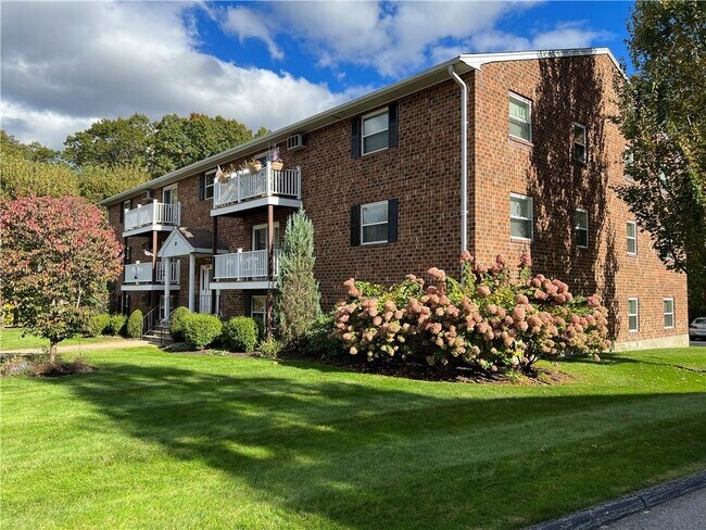 Building Photo - 395 Mendon Rd
