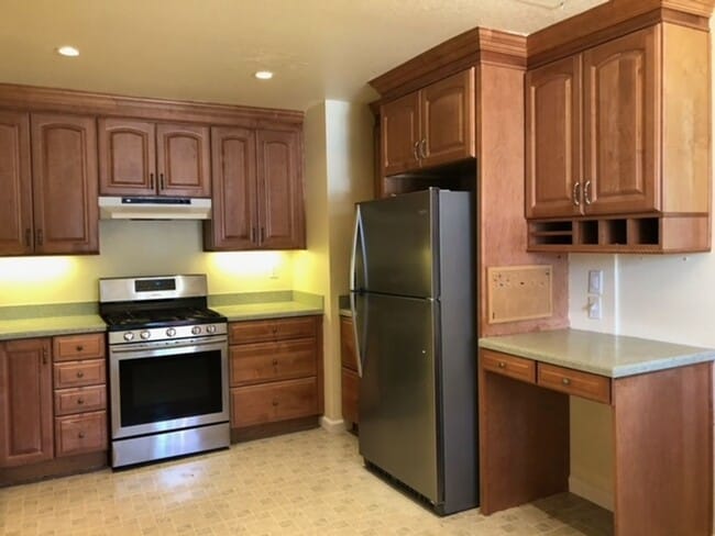 Building Photo - Charming Court Home Near Schools & Parks