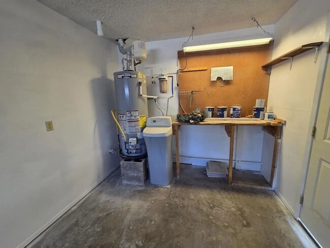 Building Photo - Very well maintained home - 6 Month Lease!!!