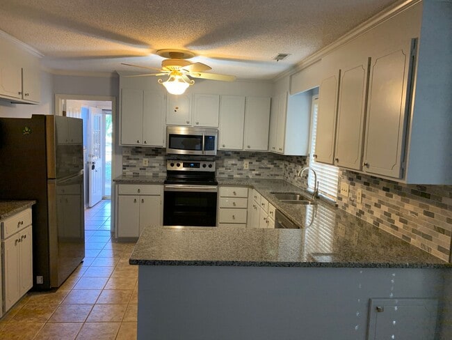 Primary Photo - Lovely 3BR home in Raintree with fenced in...