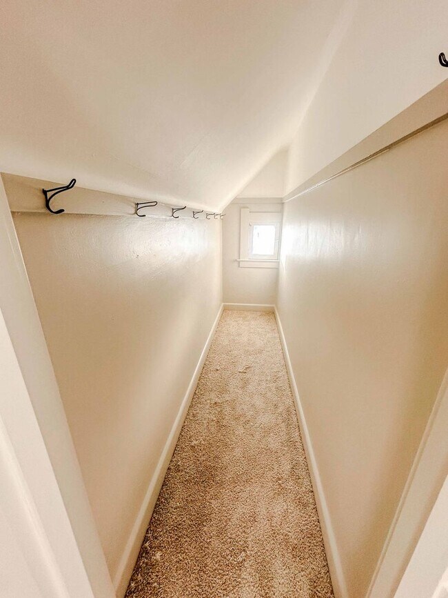 Building Photo - Very well maintained three bedroom house w...