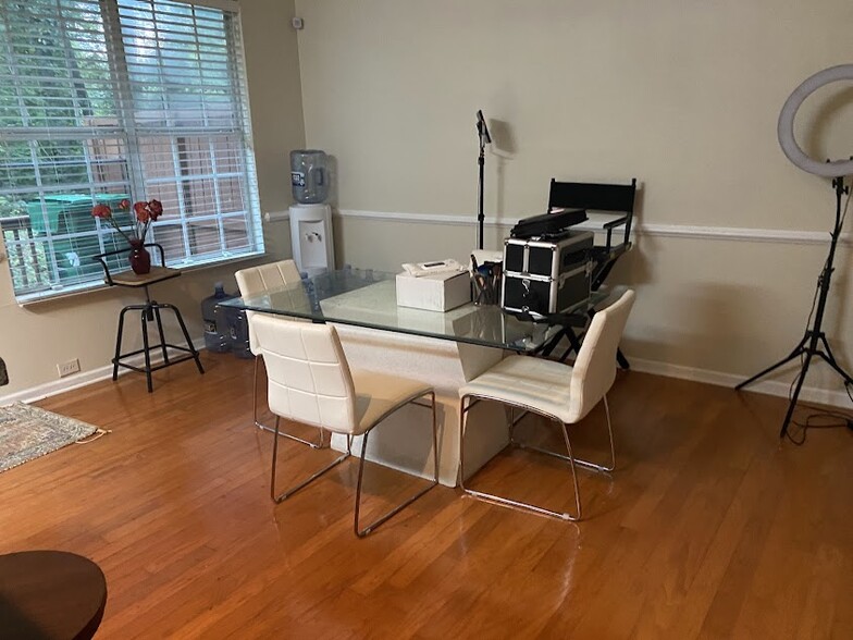 Dining area - 2858 Parkway Close