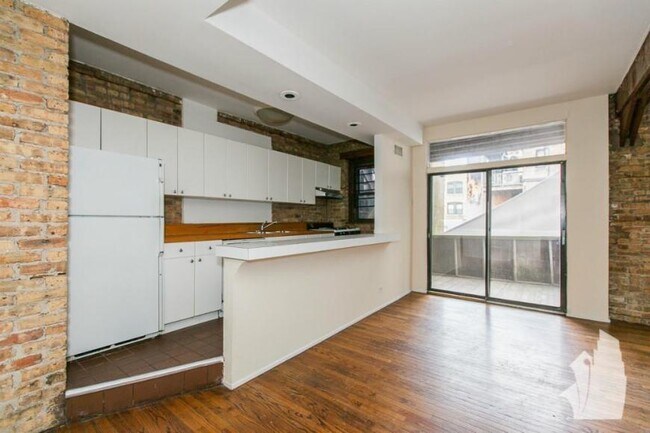 Building Photo - 1 bedroom in CHICAGO IL 60657