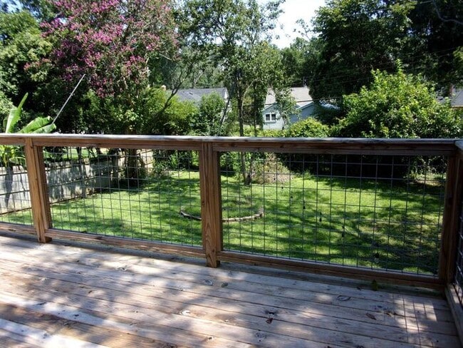 Building Photo - 4 Bedroom 2 Bath Home Blocks to Downtown R...