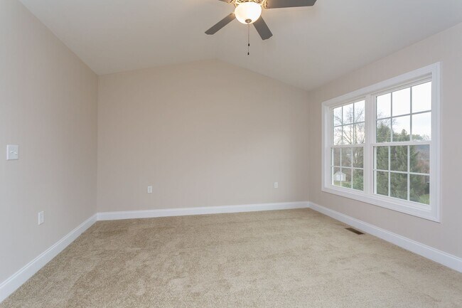 Building Photo - Townhouse for Rent in Crescent Ridge