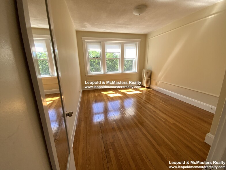 Primary Photo - 51 Linden St