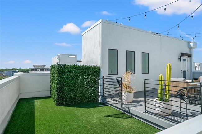 Building Photo - 1325 W Fig St