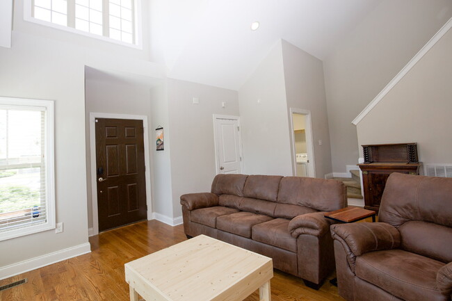Building Photo - Charming End-Unit Townhome in Southern Pines