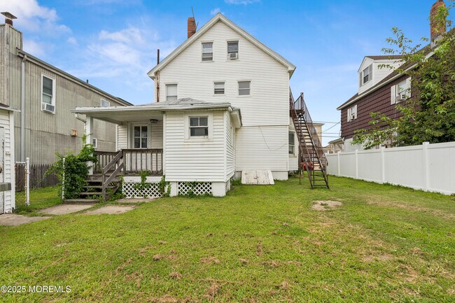 Building Photo - 113 12th Ave