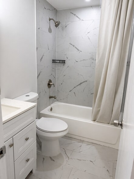 Building Photo - 9448 Saddlebrook Dr