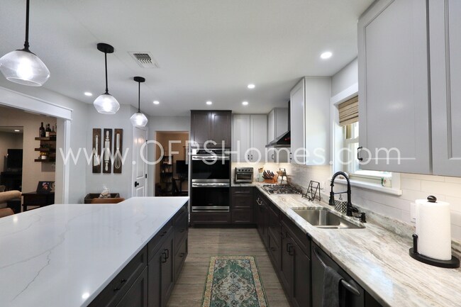 Building Photo - Spacious 5BR/3BA Brick Home in Overbrook