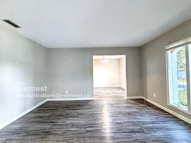 Building Photo - 1327 Chablis Ct N
