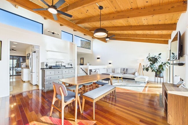 Building Photo - Rarely available Redwood Heights townhome with sweeping views of Oakland and San Francisco.