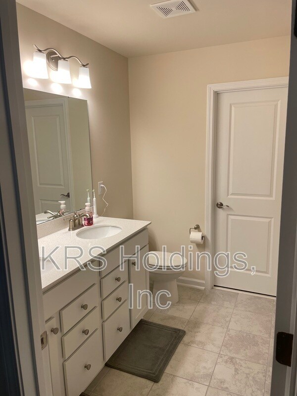 Building Photo - 245 White Oak Ridge Dr