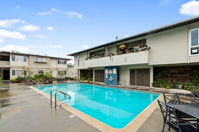 Building Photo - Unbeatable Location! Bright 1 Bed, 1 Bath ...