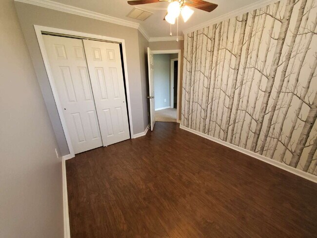 Building Photo - Impeccable 3 Bed / 2.5 Bath Townhome – Packed with Custom Upgrades!