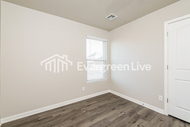 Building Photo - 1600 Maroon Dr