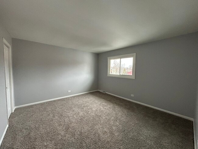 Building Photo - 350 1st Ct