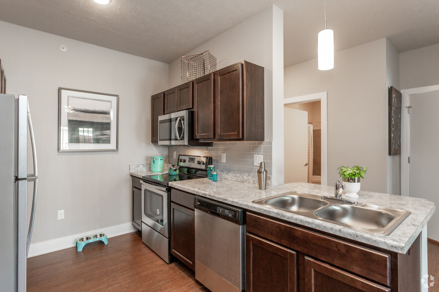 1BR, 1BA - A2/732 SF - Kitchen - Sixty610 Stone Creek