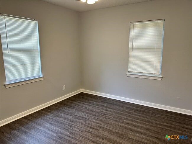 Building Photo - 807 Northside Dr