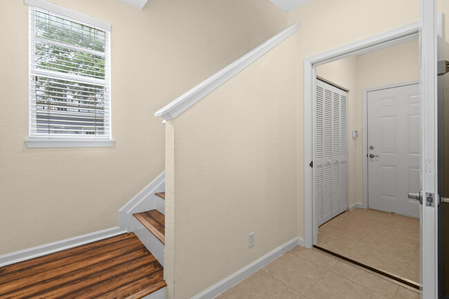 Building Photo - 147 Greenwich Cir