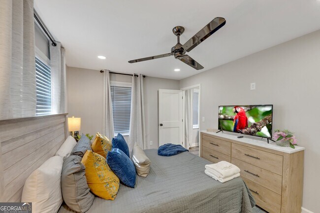 Building Photo - 155 Parkview Dr SE