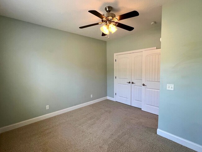 Building Photo - 4/2 with access to amenities, close to base!!