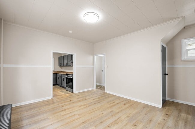 Building Photo - Stunning 2 Bedroom home in McKees Rocks available July 1!