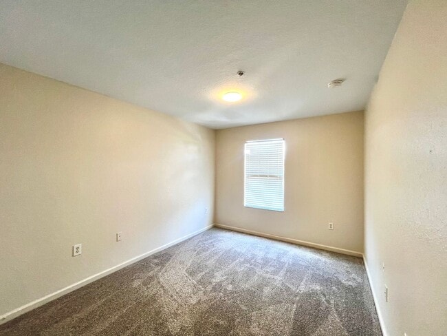 Building Photo - 3 Bedroom, 2.5 Bathroom 2-Story Townhouse in Gated Community - Kissimmee