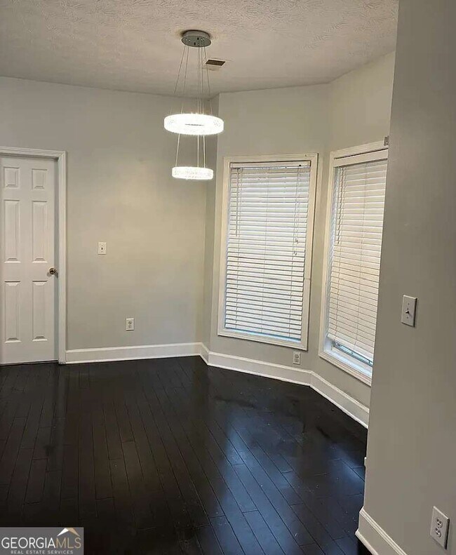 Building Photo - 235 Circle Rd