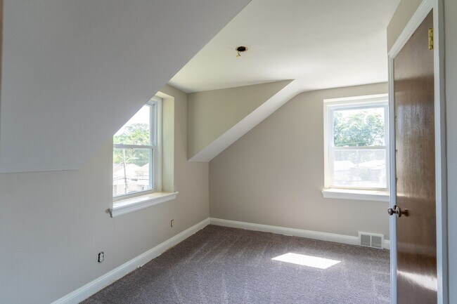 Building Photo - Rare 4 bed Gem in Marple Newtown