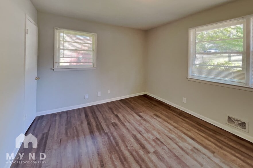 Building Photo - 2731 Carriage Ln