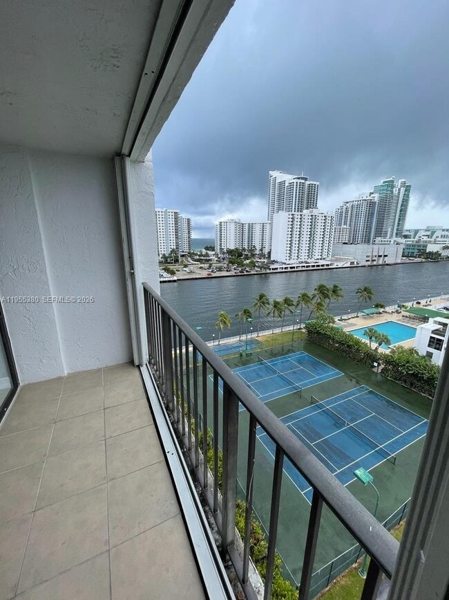 Building Photo - 1000 Parkview Dr