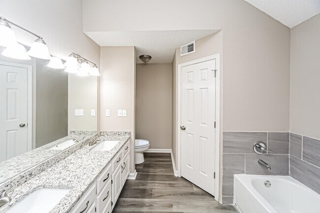 Building Photo - 6750 Lake Point Cir