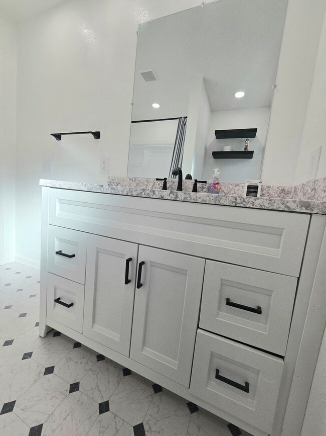 Building Photo - Calm Surrounds This Beautiful Cabin Home