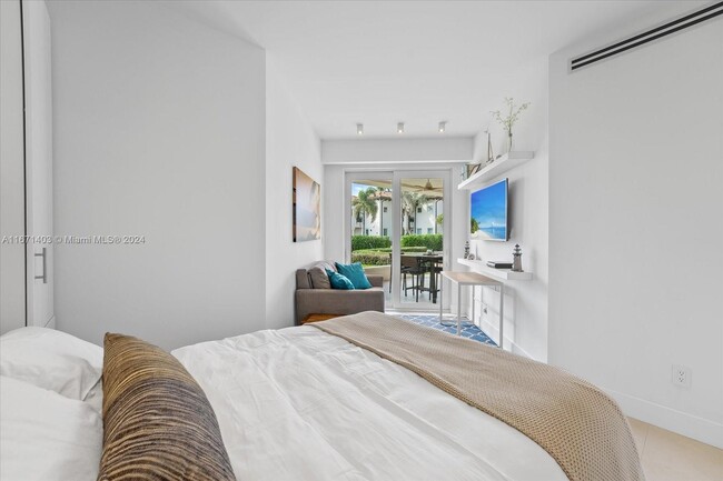 Building Photo - 15713 Fisher Island Dr