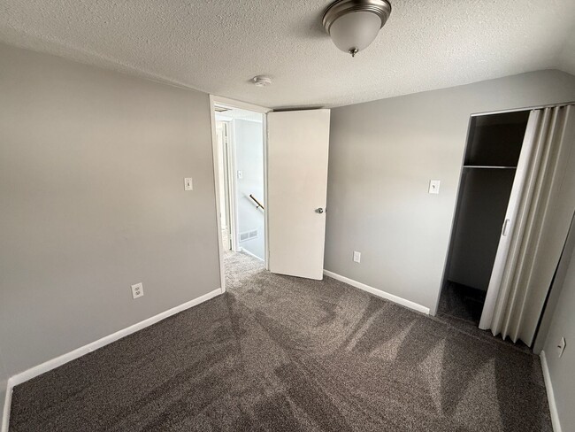 Building Photo - 2026 Renovation – Clean, Updated 2-Bedroom Near Shopping & Highways