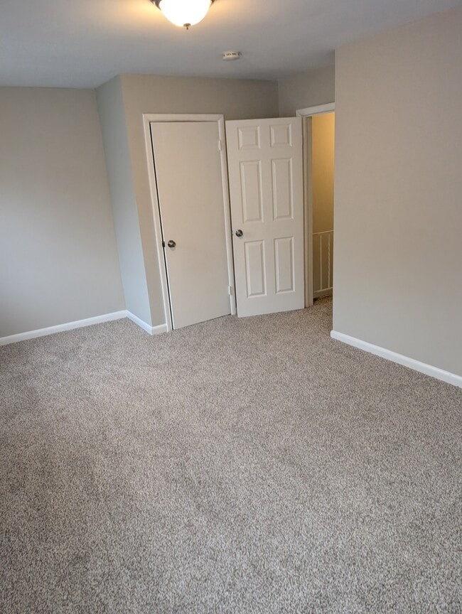 Building Photo - 3 Bedrooms 2 Bathrooms 21206
