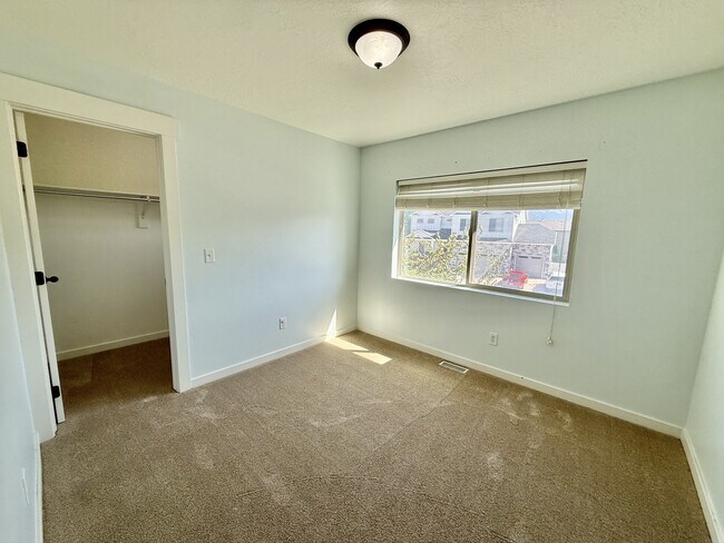 Building Photo - 722 S Willow Park Dr