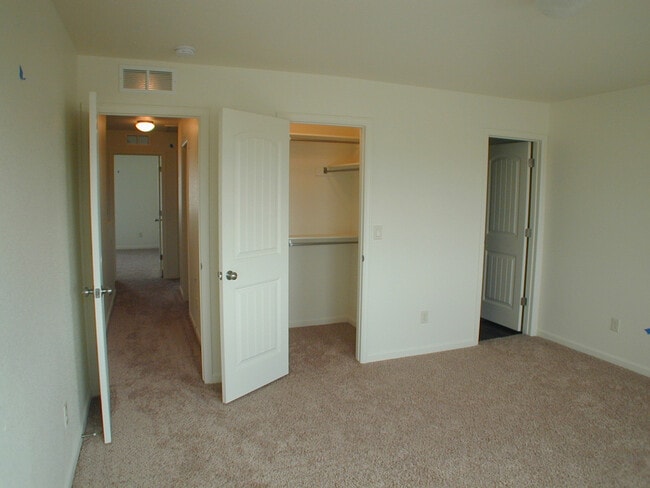 Building Photo - House For Lease