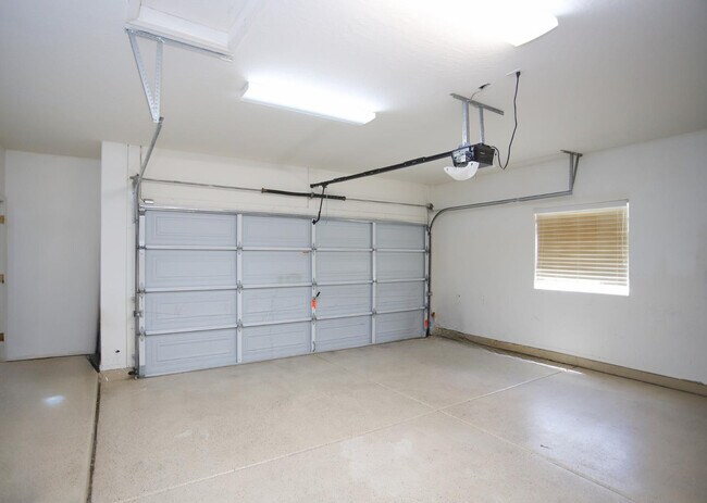 Building Photo - 512 E Rainbow Dr