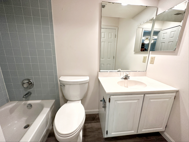 Building Photo - Elegant 4-Bedroom Home in Beautiful Lake S...