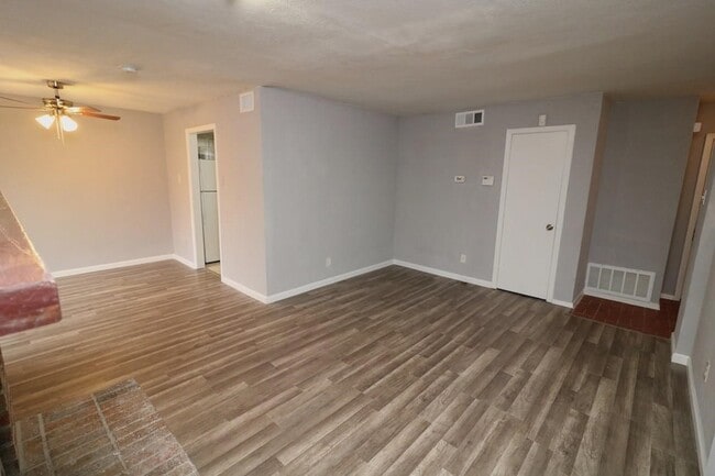 Building Photo - 806 Courtenay Pl