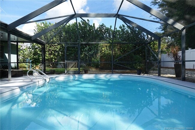 Building Photo - 905 SE Flamingo Ave